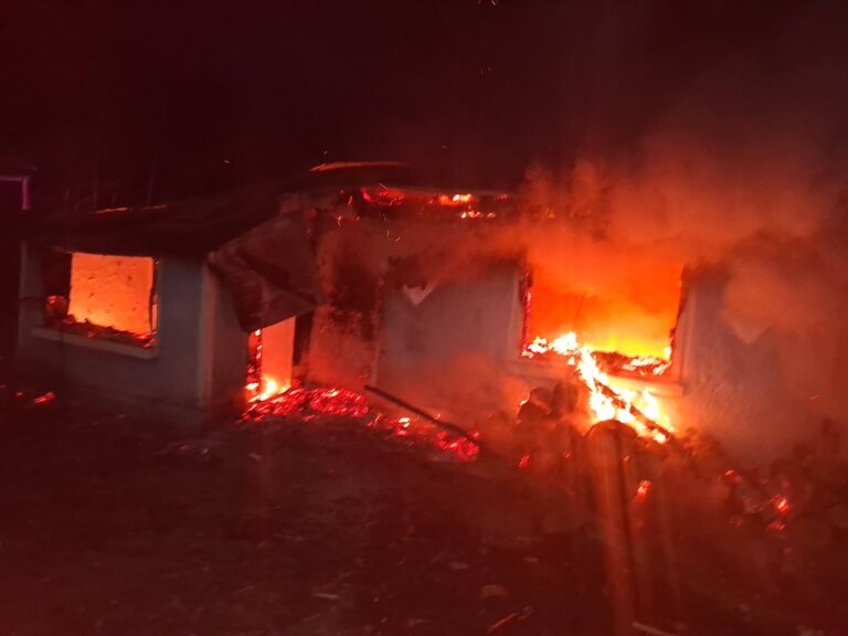 Dramă la Roșiești. Casă mistuită de incendiu, bătrân de 80 de ani surprins de flăcări