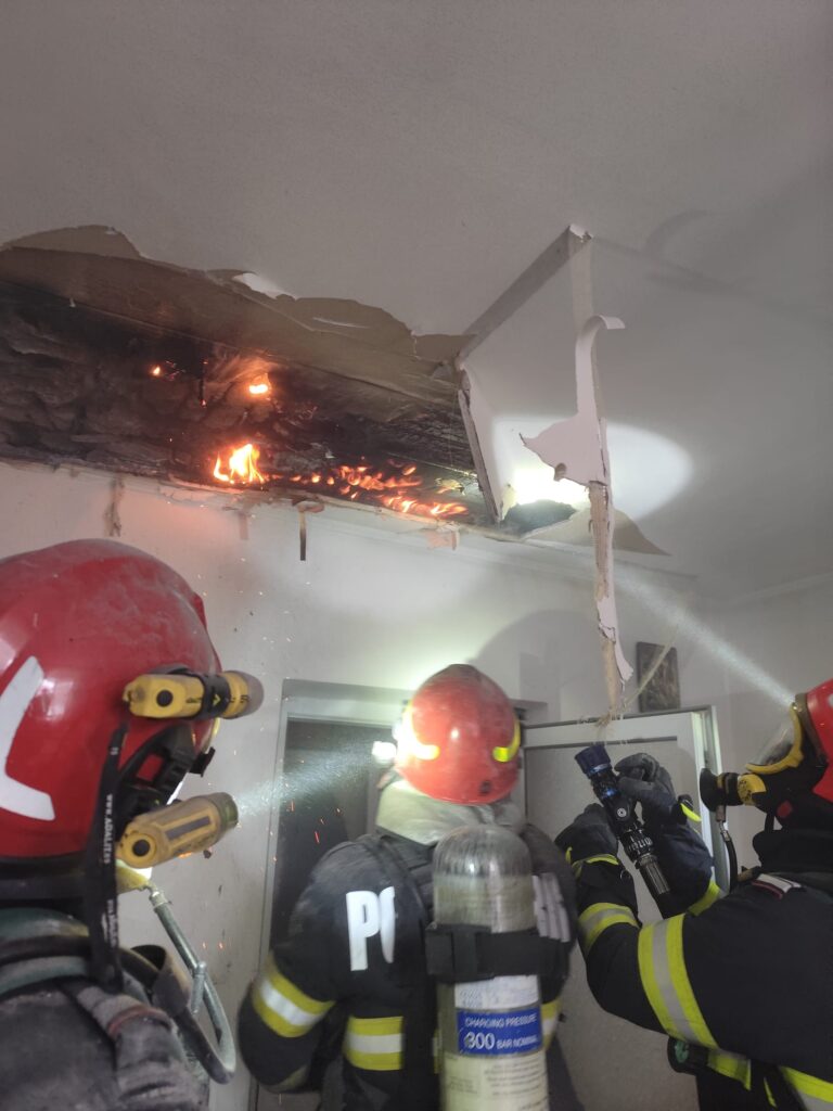 Incendiu la Drânceni, pompierii hușeni au salvat o locuință de la distrugere