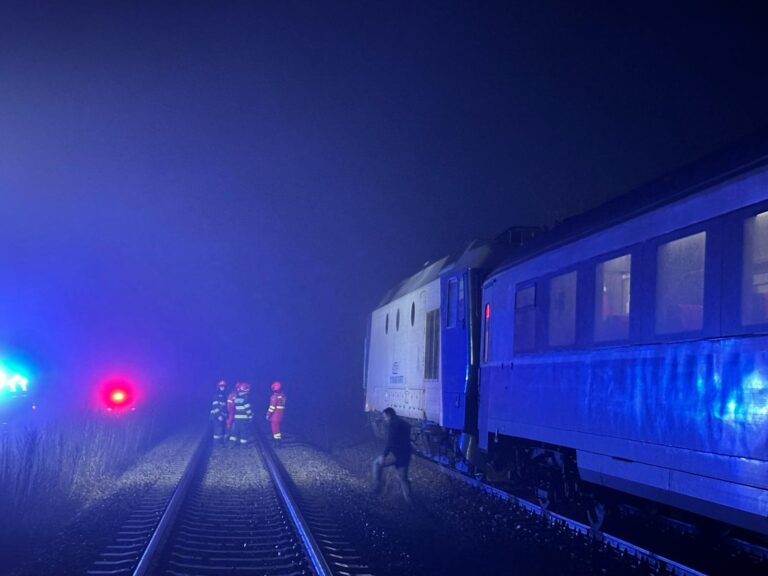 VIDEO Tren cu 200 de pasageri la bord blocat în Roșiești, după ce locomotiva a luat foc