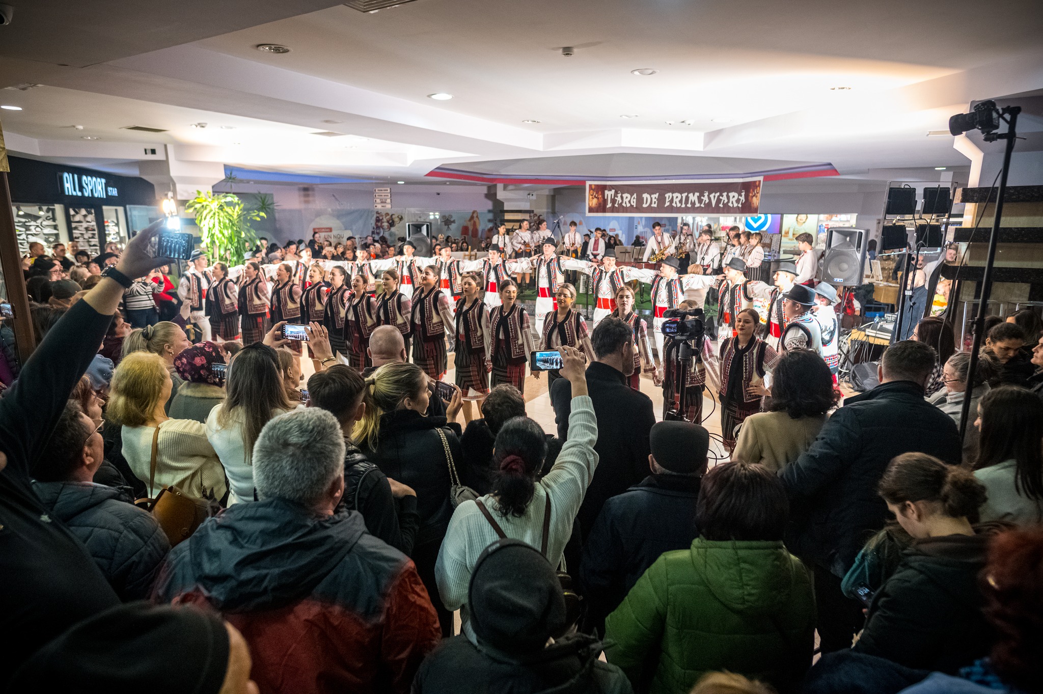 Începe Târgul de Primăvară, la Silver Mall Vaslui! Veniți, admirați, bucurați-vă! 12 491999713 1209626307837238 4137689091027386836 n