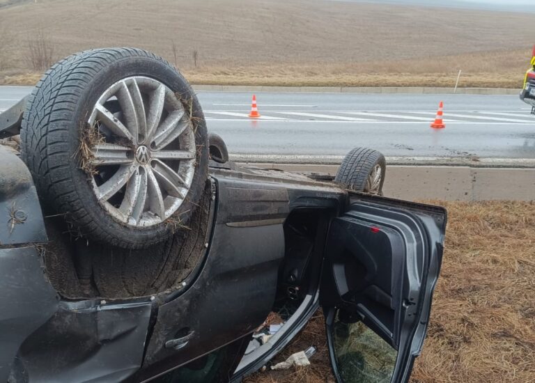Accident grav pe DE 581, duminică dimineață. Șoferul mașinii a ajuns la spital