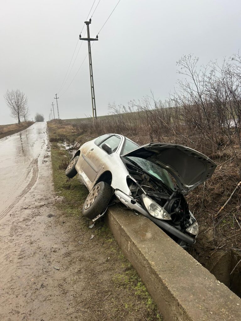 Accident între Fruntișeni și Grăjdeni, pe DJ 242 F. Șoferița a pierdut controlul mașinii