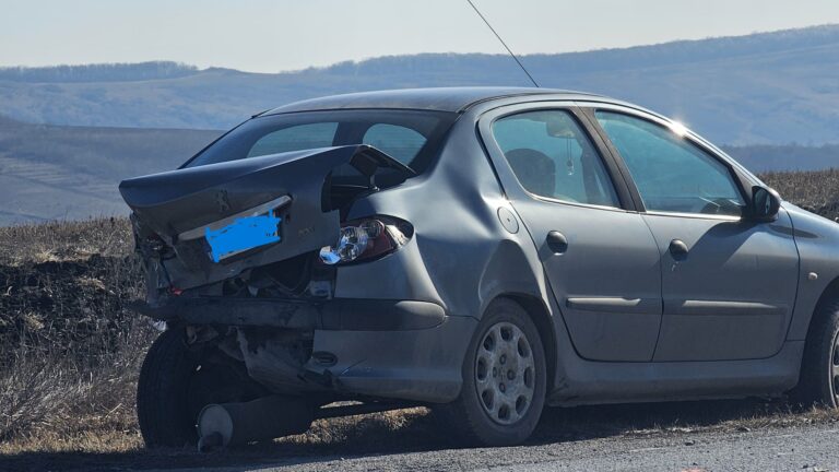 Accident pe DN 24, în zona Miclești. Două persoane au ajuns la spital