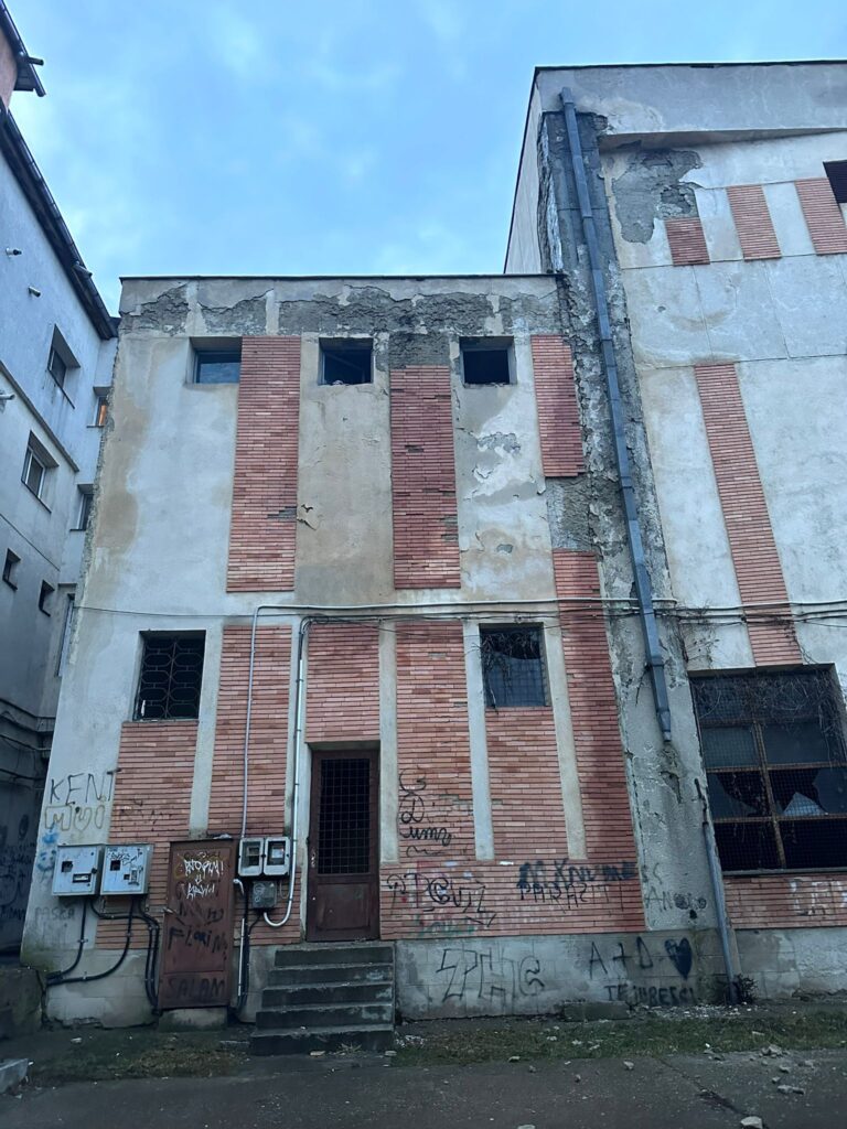 Pericol de prăbușire tencuială la fostul Cinema Independența, din Vaslui