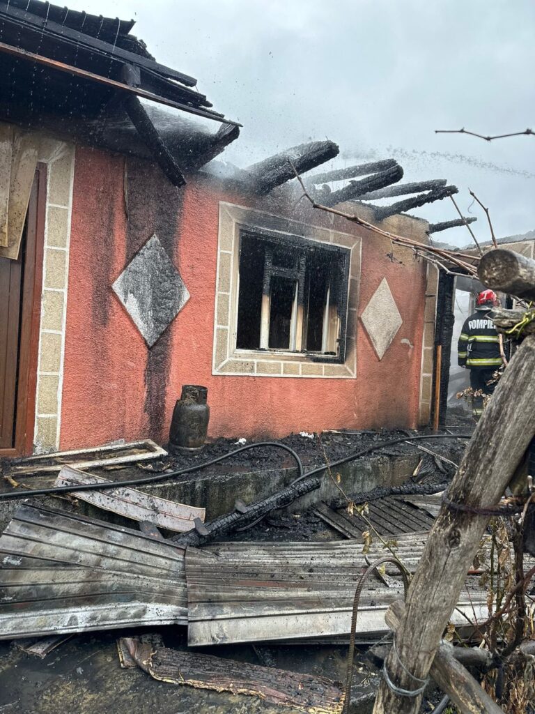 O casă din comuna Ibănești a ars din temelii, joi, la prânz