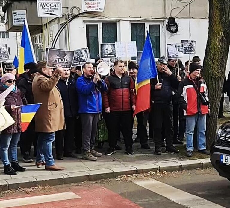 Peste 150 de vasluieni au protestat în fața Primăriei Vaslui. ”Nu ne băgați în seamă la ședințele CL”