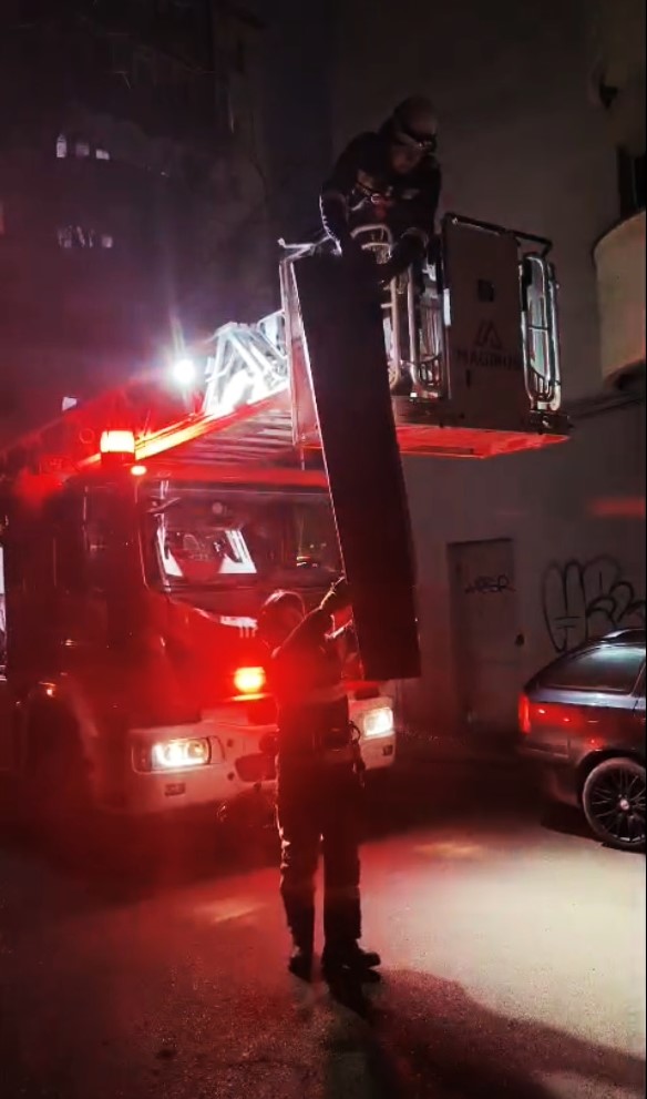 O bucată de tablă, smulsă de pe un acoperiș, a pus pe jar pompierii din Vaslui (VIDEO)
