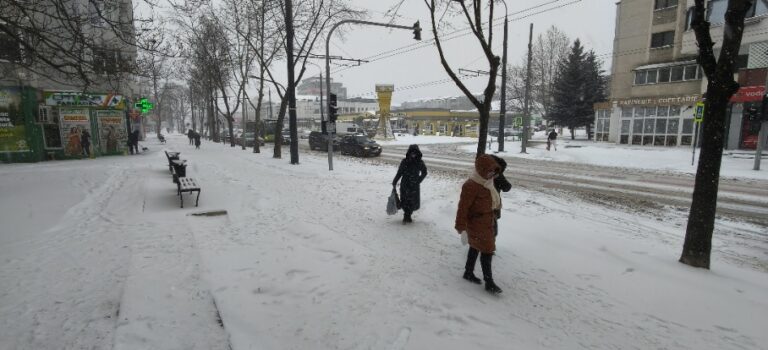 Revin ninsorile și temperaturile scăzute, în weekend. Vreme rece, posibil ninsori la Vaslui