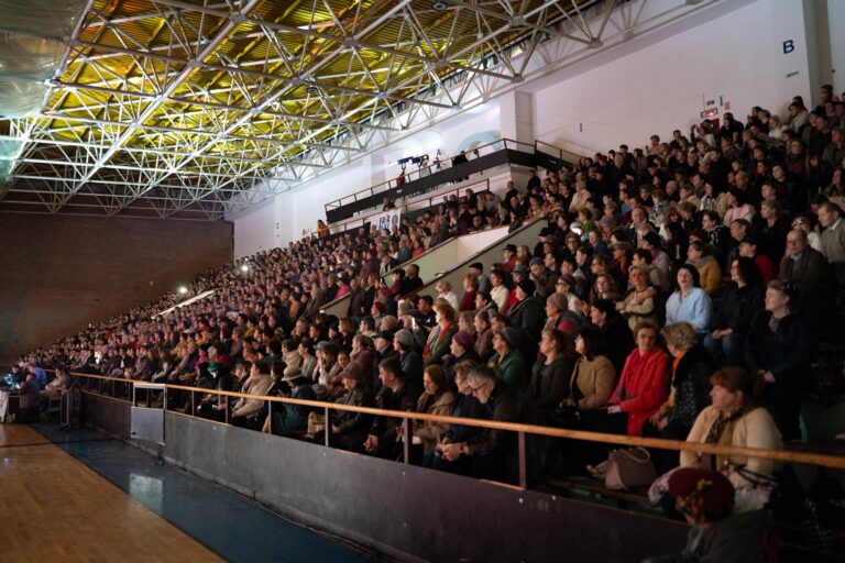 Sute de vasluieni au umplut Sala Sporturilor, din Vaslui, la spectacolul de 8 martie