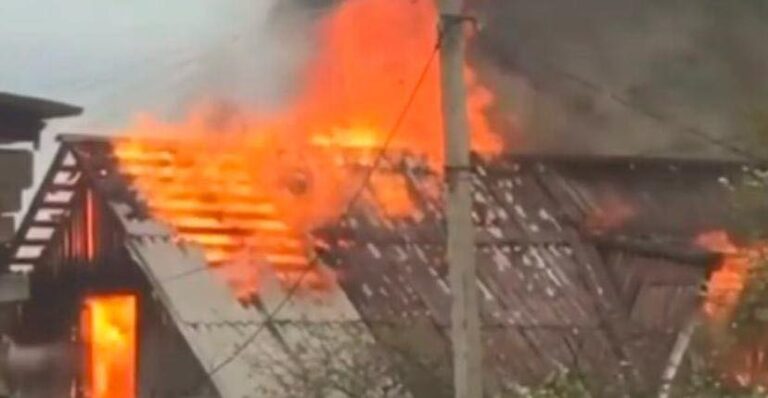 Incendiu puternic la Bârlad, pe strada Ion Roată