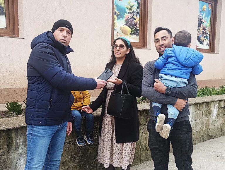 Un jandarm bârlădean a găsit o geantă uitată pe o bancă, în Grădina Publică
