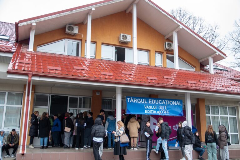 Mii de oferte pentru elevii de clasa a VIII-a, la Târgurile Educaționale din Vaslui, Bârlad și Huși