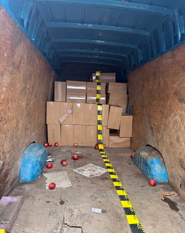 Microbuz ticsit cu țigări de contrabandă, în valoare de 350.000 lei, depistat de Poliția de Frontieră