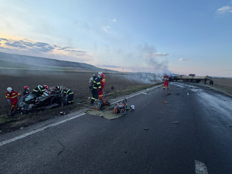 Un mort, un rănit grav, două mașini distruse complet – bilanțul teribilului accident de pe DE 581, produs luni după-amiază