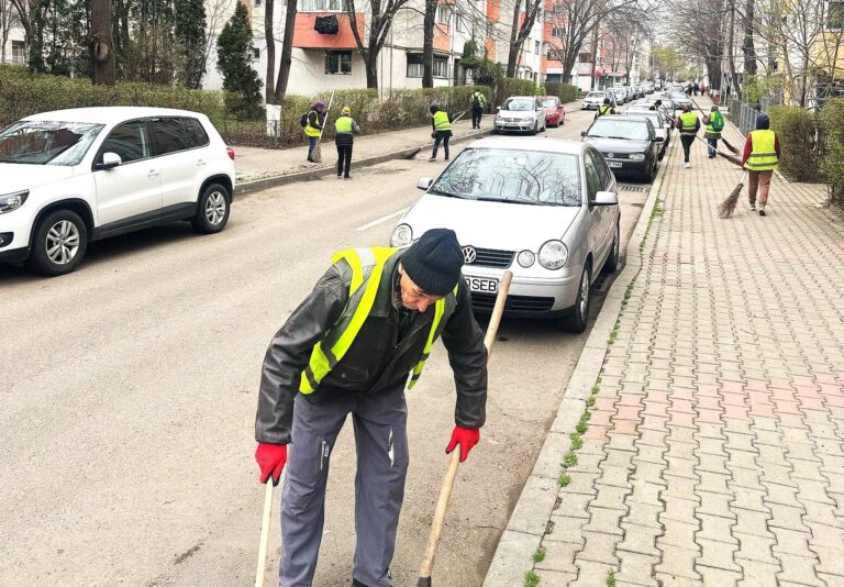 Acțiune de igienizare pe o stradă importantă din Vaslui. Anunțul Primăriei