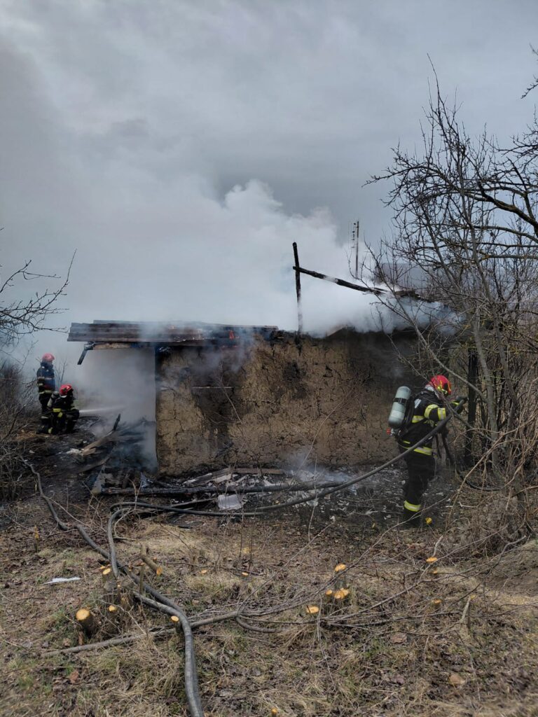 O casă din comuna Ibănești a fost distrusă de un incendiu violent