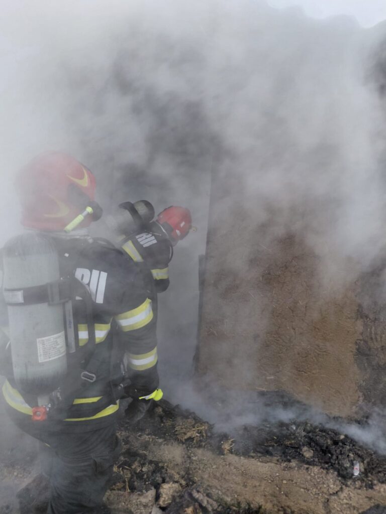 Și-a dat foc la casă, apoi a ajuns la spital. Intervenție de urgență la Tăcuta, miercuri seara