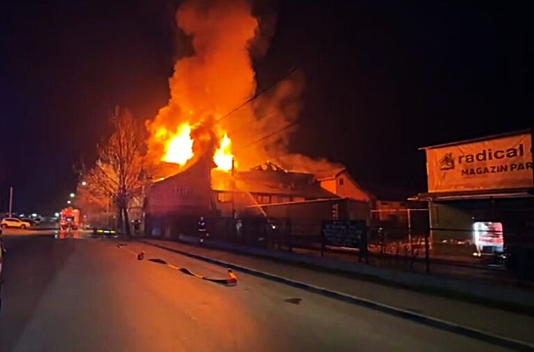 Cunoscutul restaurant Ștefănel, în flăcări, noaptea trecută. Au intervenit 50 de pompieri din două județe