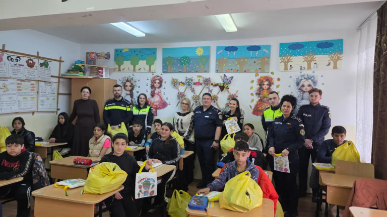 Polițiștii vasluieni au dus cadouri de Paște la centrul din Negrești