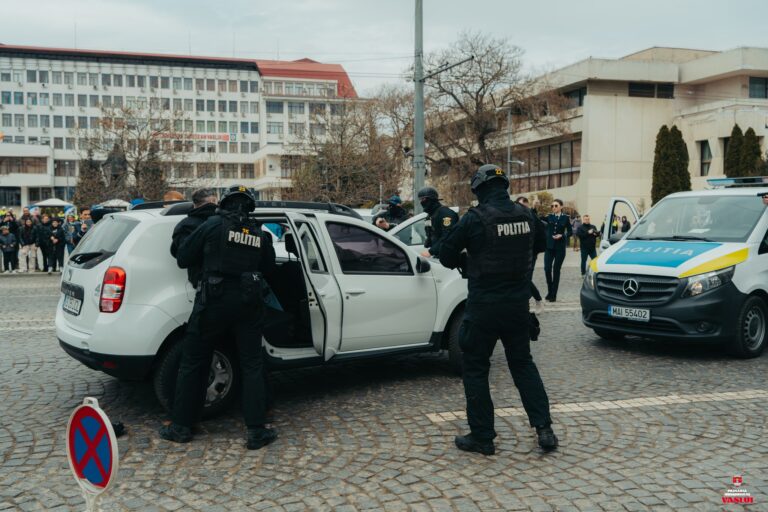 Mascații de la SAS Vaslui au simulat o răpire și eliberarea persoanei reținute, la Vaslui. Luni, expoziție la Negrești