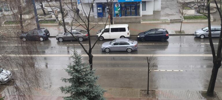 Ploi și intensificări ale vântului, în județul Vaslui, până luni dimineață