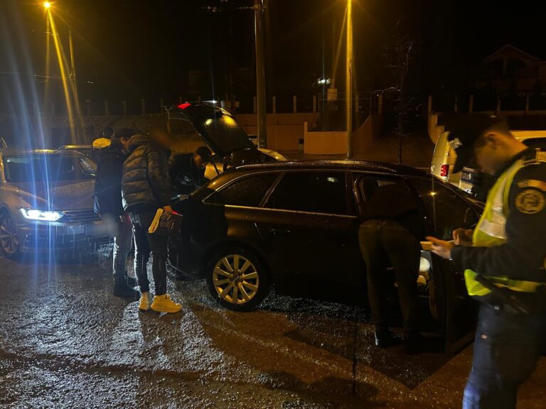 Razie la Vaslui și Negrești, cutii de petarde descoperite într-o mașină. Dosare penale și permise suspendate