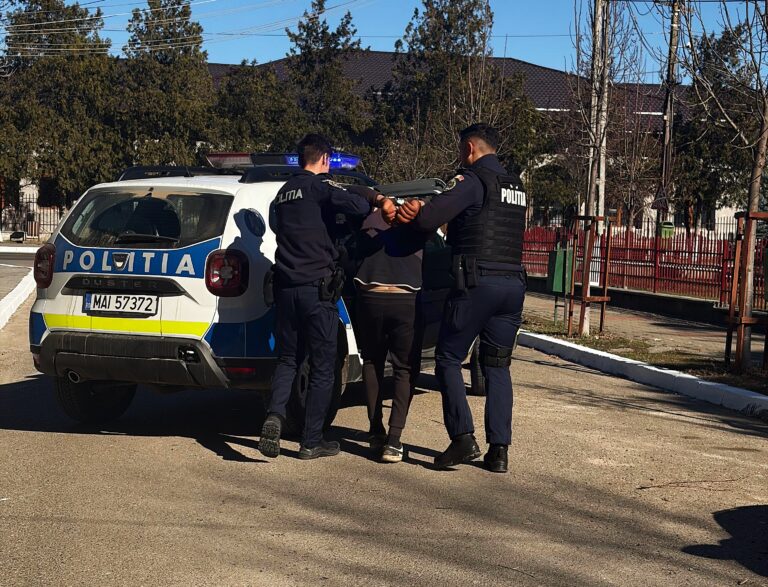Polițiștii de la Investigații Criminale au ridicat două persoane condamnate de instanță