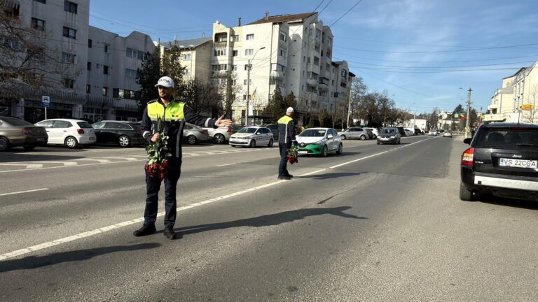 Femeile au fost sărbătorite cu flori, de către polițiștii vasluieni