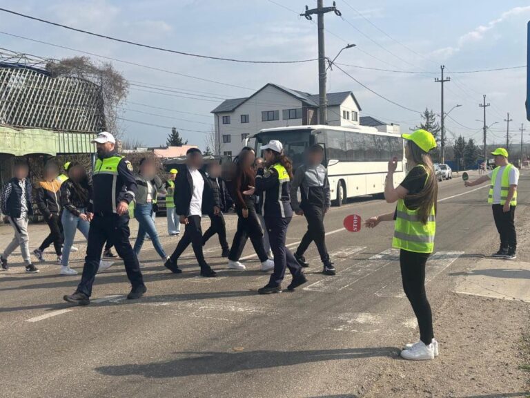Sute de pietoni și șoferi au fost amendați de Poliția Rutieră, filtre în tot județul