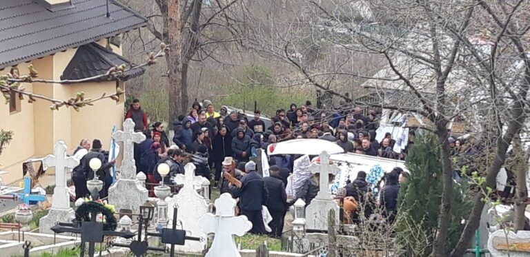 Sute de oameni l-au condus pe ultimul drum pe Vasile Stoica, lăutarul din Valea Mare, mort într-un teribil accident rutier