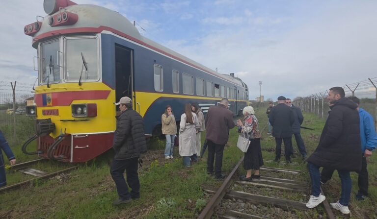 FOTO, VIDEO Blestemul fostei URSS! Un automotor sovietic, plin cu oficiali din R.Moldova și România, s-a stricat în apropierea gării Fălciu
