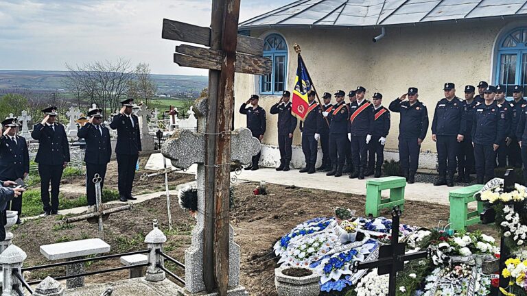 Pomperii militari bârlădeni l-au condus pe ultimul drum pe colegul lor, plt.adj.șef (r) Costel Graur. Dumnezeu să-l odihnească în pace!