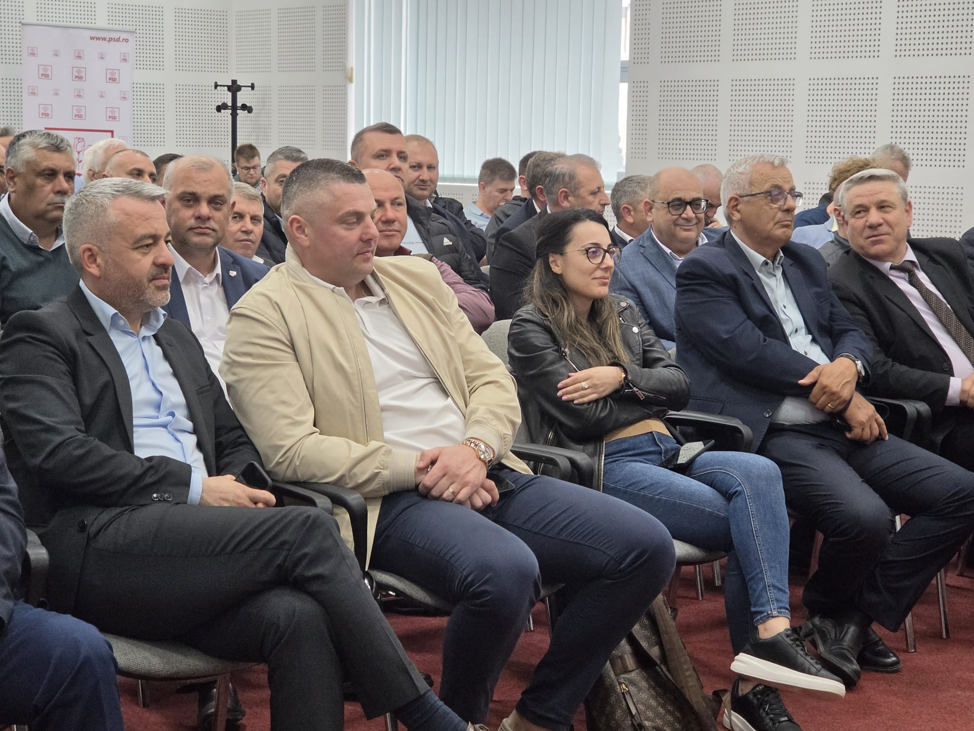 Pesediștii vasluieni s-au adunat la Centrul de Afaceri, pentru a vota online la referendumul privind ieșirea de la guvernare 3 psd referendum 2002