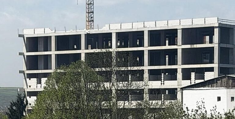 Vântul extrem de puternic a smuls zidurile în construcție de la Spitalul 2 Vaslui!