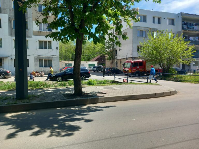 Incendiu într-o garsonieră din Vaslui! Pompierii au intervenit de urgență pe strada Castanilor