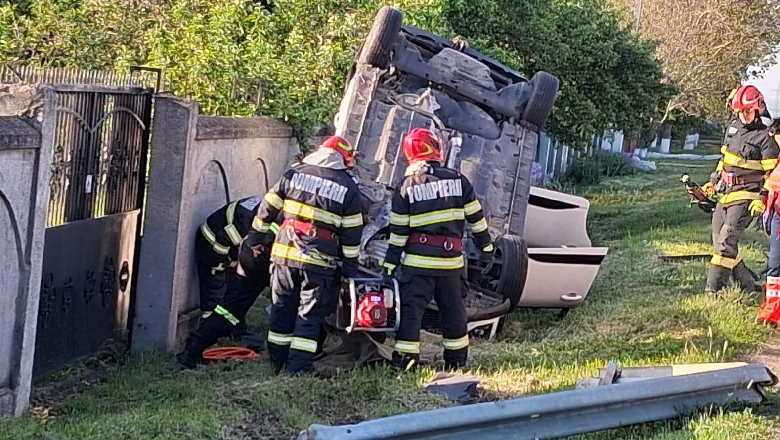 Mașină răsturnată la Rateșu Cuzei! Șofer transportat la spital, după ce a lovit un stâlp de electricitate 2 accident ratesu cuzie00