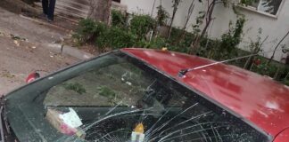 Vijelia a făcut pagube la Huși, miercuri seara: acoperiș căzut peste un autoturism