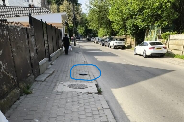 ”Dar, dacă trecea un copil?” Revolta unei mame din Vaslui, după ce a observat o groapă periculoasă pe trotuar
