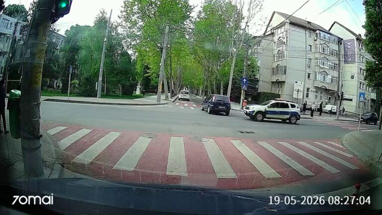 O autospecială de Poliție a frânat la câțiva centimetri de un autoturism, în Vaslui (VIDEO)