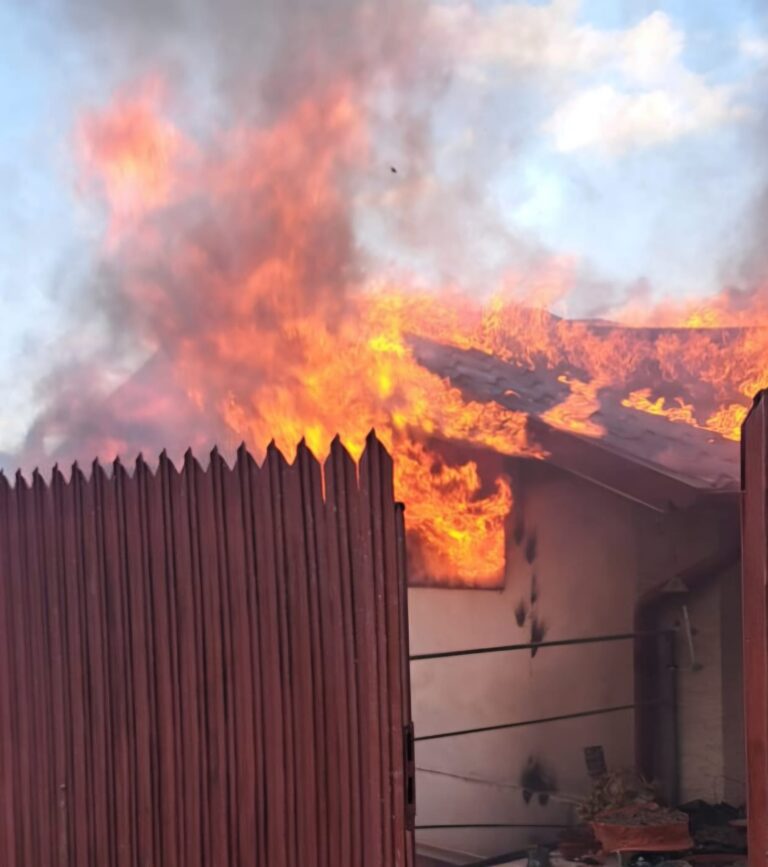 Incendiu puternic în Bârlad! Pompierii luptă cu flăcările