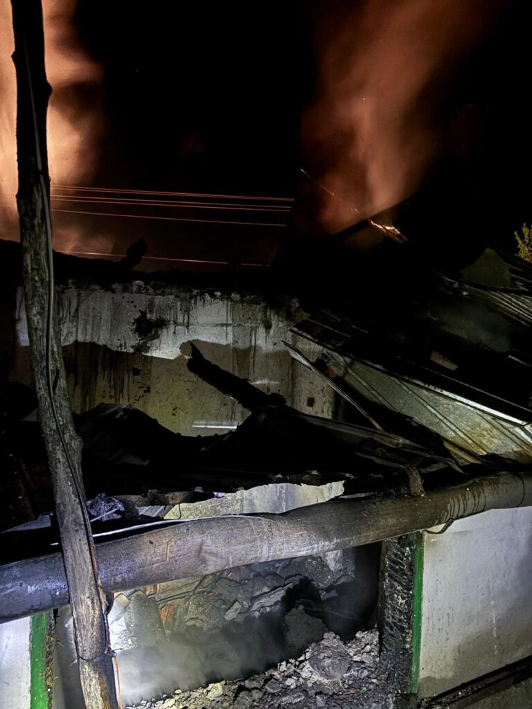 Incendiu violent la o locuință din Bozia. Flăcările au cuprins podul casei pe 120 mp
