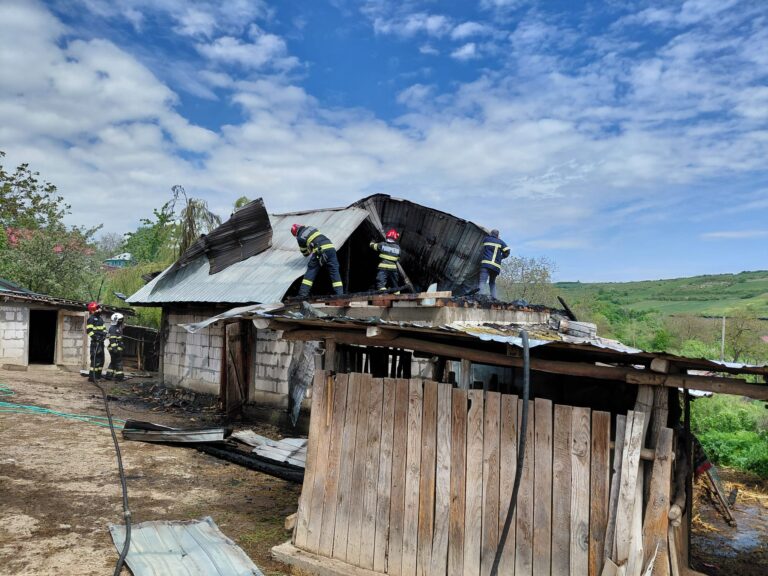 Două incendii în câteva ore, în județul Vaslui. Case și anexe cuprinse de flăcări la Fălciu și Cozmești