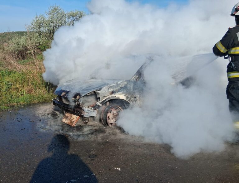 Autoturism distrus complet de flăcări între Pogonești și Tutova