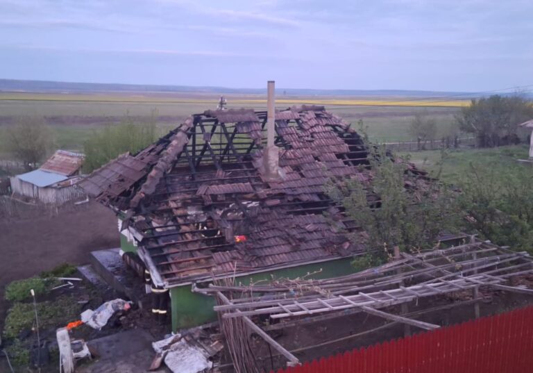 INCENDIU LA POGONEȘTI: Locuință cuprinsă de flăcări, două butelii scoase la timp de pompieri