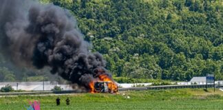 Autoutilitară în flăcări pe DN24, în apropiere de sensul giratoriu Crasna