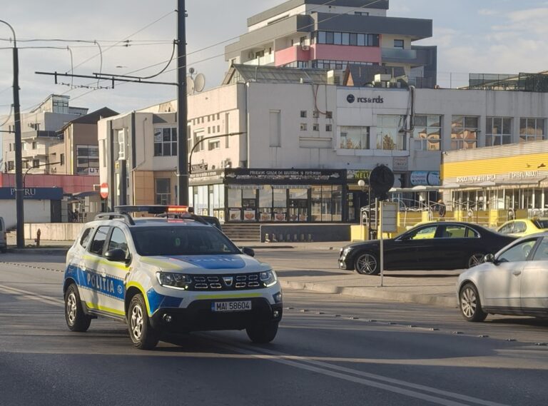 BREAKING Fetiță lovită de o mașină în parcarea din zona Copou, la Vaslui