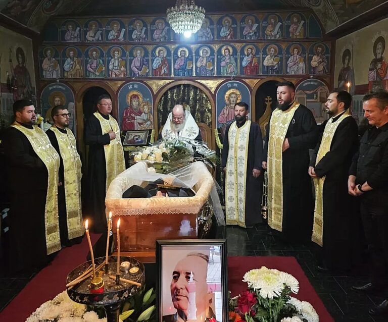 Episcopul Hușilor, omagiu profesorului Gruia Novac: „Credința vibra în sufletul său”