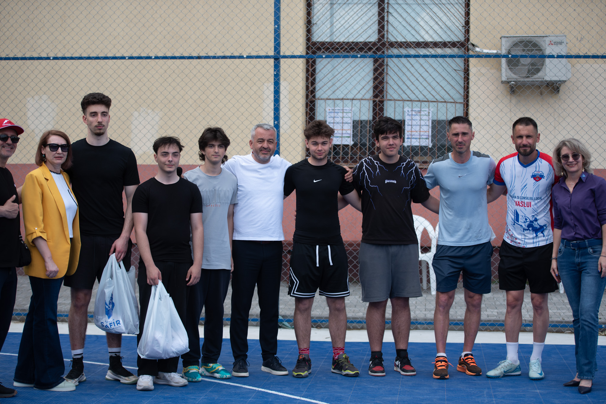 GALERIE FOTO Cu susținerea financiară a Holdingului Familia SAFIR, a fost inaugurat un teren de sport multifuncțional, la Liceul ”Emil Racoviță” 7 712339621 1325924799731945 3855850309611695310 n