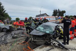 FOTO Impact violent pe DN 28, în zona Budăi, județul Iași. Două victime au rămas încarcerate 2 accident podu iloaiei 3