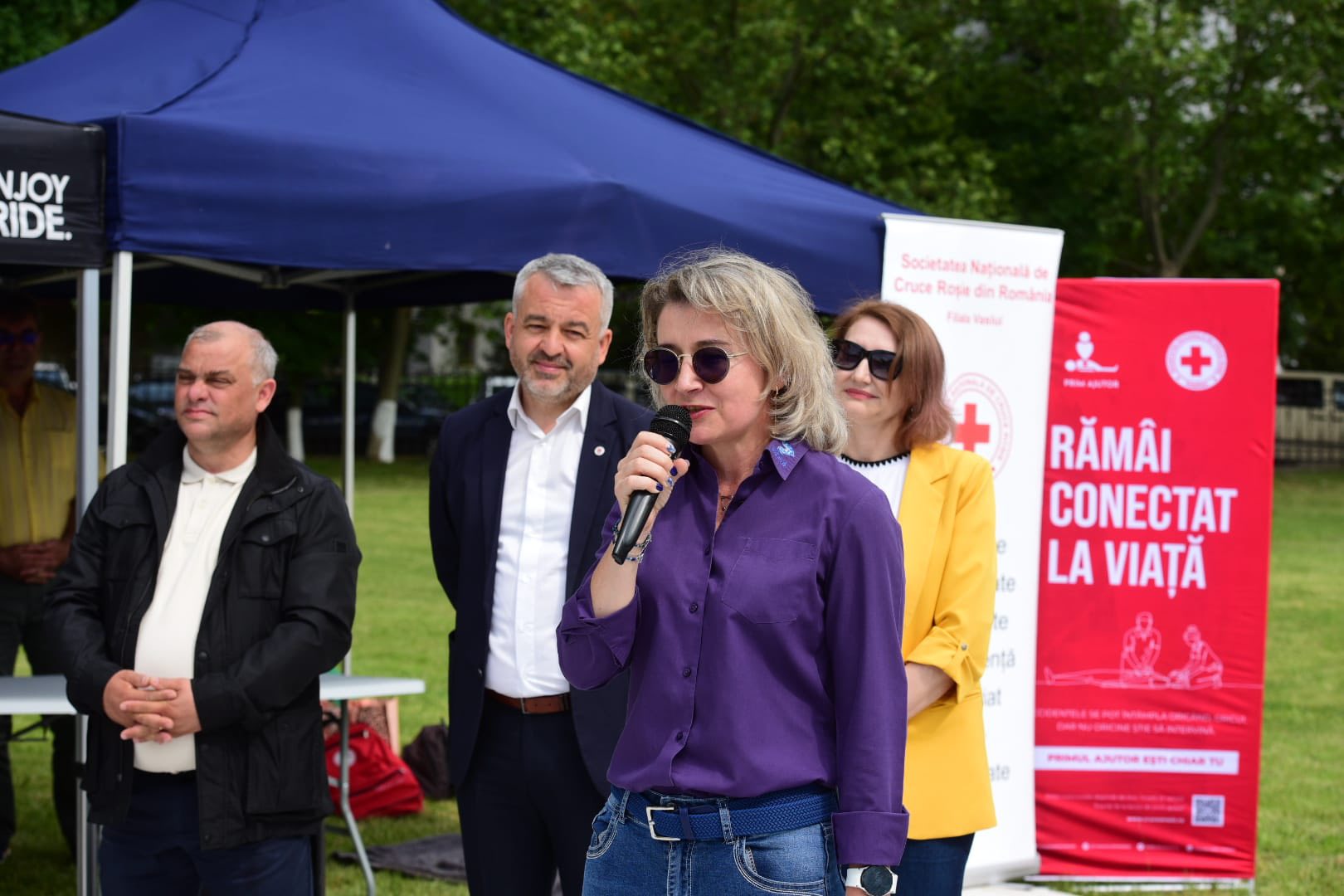 GALERIE FOTO Cu susținerea financiară a Holdingului Familia SAFIR, a fost inaugurat un teren de sport multifuncțional, la Liceul ”Emil Racoviță” 6 anca obreja familia safir00